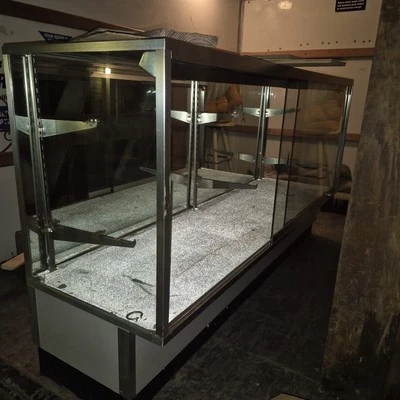 Vitrine iluminada armário com prateleiras de vidro  - Imagem 1 de 4