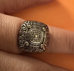 Silberfarbener quadratischer Kissenring mit Radierungen - Bild 1 von 2