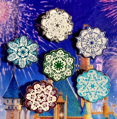 ❄️ Juego de 6 pines de copo de nieve de Star Wars - Boba Fett Vader Yoda R2D2 C-3PO Stormtrooper Foto 1 de 4