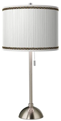 Pantalla de lámpara plisada sintética con impresión de giclee con lámpara de mesa de níquel cepillado Foto 1 de 4