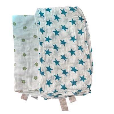 Mantas envolventes de muselina de algodón aden + anais (2) tortugas verdes y estrellas azules Foto 1 de 2