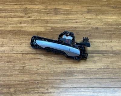 Manija de puerta exterior delantera derecha plateada OEM Mercedes ML350 W166 2011-2015 Foto 1 de 4