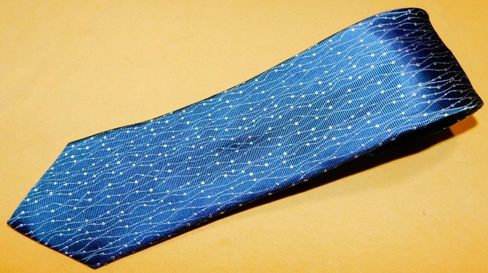 CORBATA KENNETH COLE AZUL/BLANCO LUNARES/RAYAS - NUEVA CON ETIQUETAS - CORBATAS PARA EL CUELLO - CORBATAS DE DISEÑADOR. Foto 1 de 3