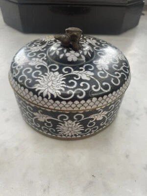 Caja de baratijas esmaltada cloisonne en blanco y negro de finales del siglo XIX/principios del siglo XX Foto 1 de 4