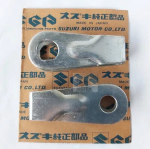 Ajustador de cadena Suzuki 100 GT100 RH + LH lote antiguo - Imagen 1 de 7