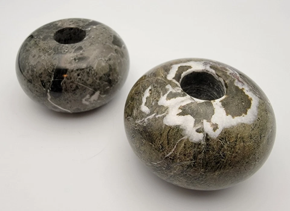 Par de candelabros redondos de piedra jaspeada - negro y gris veteado Foto 1 de 4