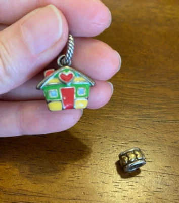 Berloque de pulseira Brighton esmalte casa com contas espaçadoras de corações de prata e ouro - Imagem 1 de 4