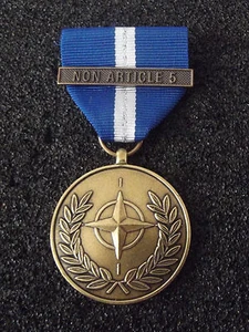 (A46-07) NATO Einsatzmedaille Orden Operation NON Article 5 - Bild 1 von 2