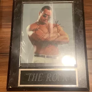 Dwayne The Rock Johnson Autografato Racing Reflections 8x10 Autentico WWE - Foto 1 di 4