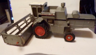 Vintage  Ertl 1:32nd Scale Allis Chalmers Gleaner L2 Combine, Used - Image 1 of 4