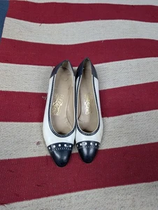 Vintage Salvatore Ferragamo marineblau & weiß Zuschauer Pumps Absätze 8,5 - Bild 1 von 10