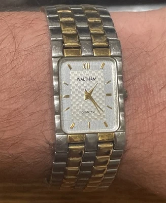 Reloj para mujer Waltham XAX104A en funcionamiento tono dorado y plateado estilo tanque” Foto 1 de 4