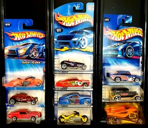 Hot Wheels Lote de 10 Coches - Serie Monstruos, Calavera y Huesos Cruzados - Nuevo en Paquete - Imagen 1 de 11
