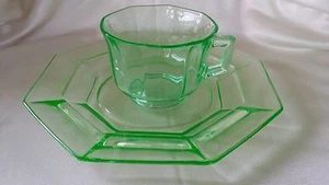 Antiguo Juego US Glass Co Green Depresión Placa Octogonal 8-1/2" y Taza de 3-1/2" Dia - Imagen 1 de 6