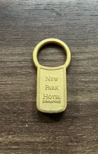 Vintage New Park Hotel Singapore Schlüsselanhänger - Messingfarben, Sammlerstück Souvenir - Bild 1 von 3