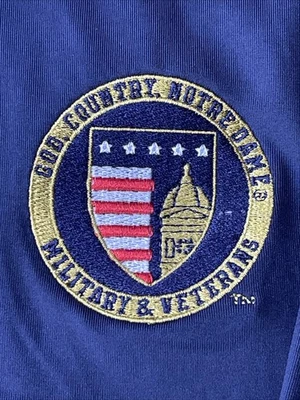 NUEVO CON ETIQUETAS Notre Dame FIGHTING IRISH Under Armour Performance Polo L Fútbol Golf Foto 1 de 4