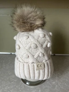 C.C Kids Exclusivo Gorro Tejido con Cable con Piel Sintética Pom Pom Invierno Crema - Imagen 1 de 8