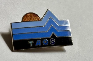 Prendedor de solapa esmaltado montaña azul estación de esquí Taos Nuevo México años 80 vintage - Imagen 1 de 3