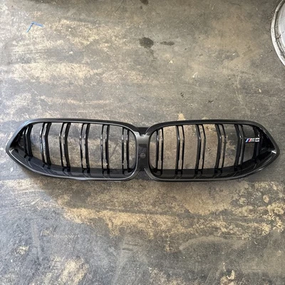BMW M8 M850i 2019-2021 parrilla delantera fibra de carbono OEM con orificio para cámara 8077305-07 Foto 1 de 4