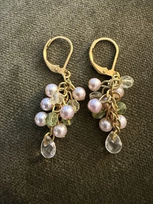 Pendientes colgantes en tono dorado con perlas de imitación rosa, cuentas verdes y transparentes Foto 1 de 3