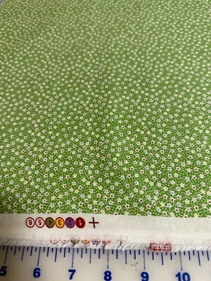 Calico Little Colorful Flowers sobre tela de algodón verde por yarda.  Edredón / Coser Foto 1 de 2