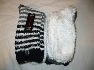 No Boundaries Women's Fuzzy Warm 2 Pack Crew Socks Stripe & Solid Shoe Size 4-10 - Picture 1 of 1
