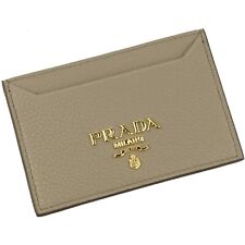 Porta-cartões Prada Vitello couro granulado cinza argila logotipo dourado 1MC208