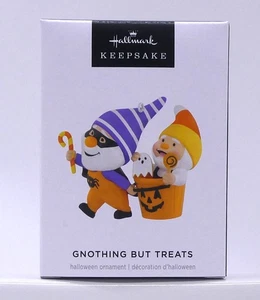 2025 Hallmark ~ NIENT'ALTRO CHE DOLCETTI ~ Gnomi di Halloween ~ Nuovo con scatola ~ Spedizione GRATIS - Foto 1 di 7