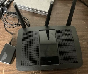 Linksys wireless router Ea7300 V2 - Picture 1 of 6