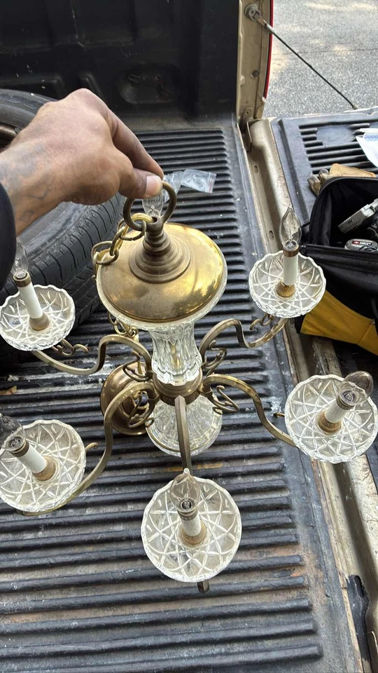 Candelabro vintage de latão 5 braços com luminária de vidro gravado - Imagem 1 de 1