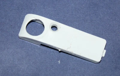 Lavadora Maytag: cubierta de bisagra de puerta derecha (W11424111 / W11627505) {P8588} Foto 1 de 4