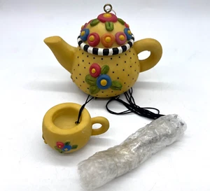 Neu Mary Engelbreit Teekanne Teetasse & Löffel Windspiel Harz Set gelb ME-5000 - Bild 1 von 7