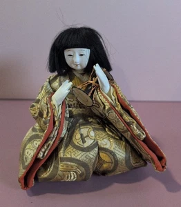 Muñeca japonesa vintage Gofun Ningyo músico con tambor Tsuzumi kimono dorado - Imagen 1 de 8