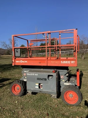 2017 SKYJACK SJ6832 RT 32’ 4x4 DIESEL SCISSOR ROUGH TERRAIN MAN LIFT - Image 1 of 4
