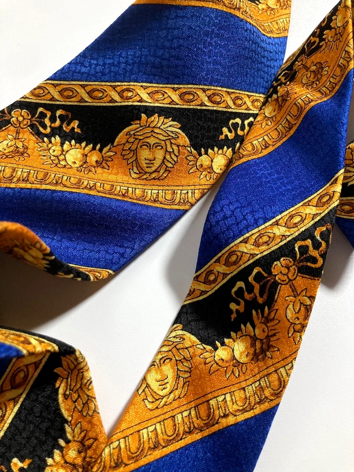 GIANNI VERSACE VINTAGE ANOS 90 MEDUSA GRAVATA LISTRADA BARROCA FRUTAS PONTOS AZUL ITÁLIA - Imagem 1 de 4