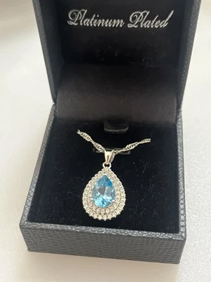 Elegante collar enchapado en platino Gold Coast con impresionante topacio azul. Foto 1 de 4