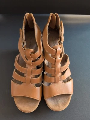 Sandalia de cuña ROCKPORT Briah Gladiator para mujer 7M correa de cuero tostado oscuro BX1984 USADA EN EXCELENTE ESTADO Foto 1 de 4