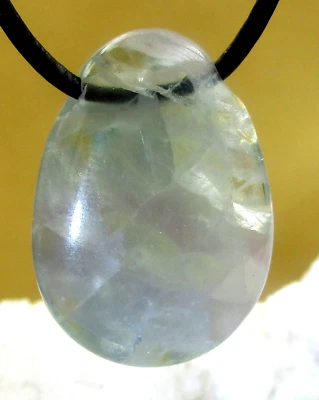 REGENBOGEN  FLUORIT    Edelstein  Anhänger  TROMMELSTEIN  gebohrt    Nr.62 - Bild 1 von 2