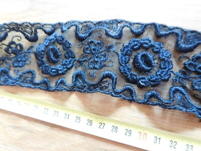 Dentelle ancienne  broderie sur tulle noir 70  cm x 6 cm - Photo 1/4