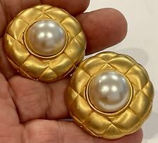VTG LES BERNARD MATTE GOLD LGE QUILTED FAUX MABE PEARL CLIP EARRINGS EUC!