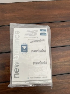 Paquete de 3 ropa interior de rendimiento New Balance Hipster para mujer talla mediana Foto 1 de 2