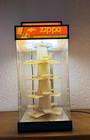 Zippo beleuchtete Vitrine/Schaukasten mit Drehturm, Glasgehäuse & Tür