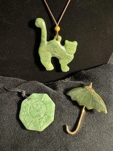 Jade Jewelry Lot Of 3; Cat Pendant Necklace, Yin/Yang Pendant, Umbrella Brooch - Bild 1 von 16