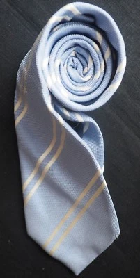 CORBATA DE SEDA MASSIMO DUTTI EN RAYAS BLANCAS MATE Y BRILLANTE Y FONDO AZUL   Foto 1 de 4