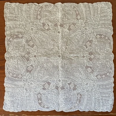 Precioso pañuelo de novia bordado hecho a mano Foto 1 de 4
