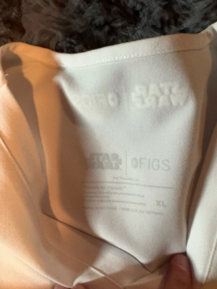 Blusa Médica Figs Star Wars Edition Óptica Blanca Dos Bolsillos Para Mujer en XL Foto 1 de 3
