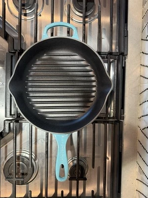 Le Creuset 10”/26cm Double Spout Cast Iron Grill Pan Skillet w/Ribs - Image 1 of 4