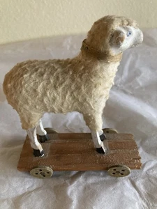 Antikes Putz Schaf auf Nachziehrädern Miniatur Spielzeug aus Deutschland - Bild 1 von 11