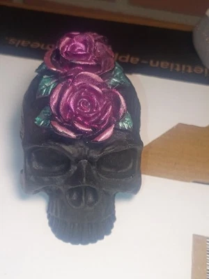 Calavera de resina epoxi con decoración de rosa rosa Foto 1 de 3