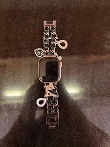 ✨ Stylish Metal Chain Apple Watch Band with Charms – Adjustable, Elegant & Uniqu - Photo 1 sur 4